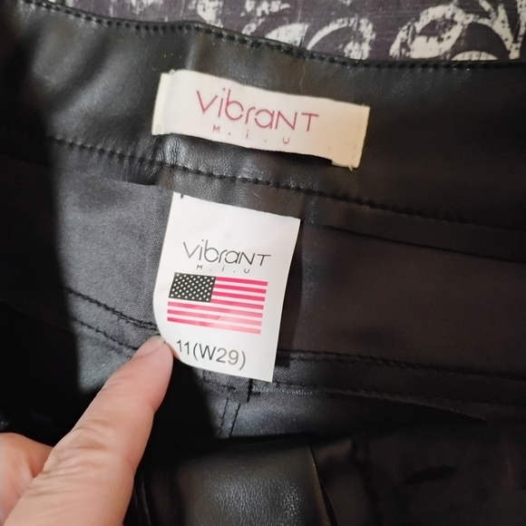 Vibrant Sleek Black Leather Pants - Picture 5 of 9